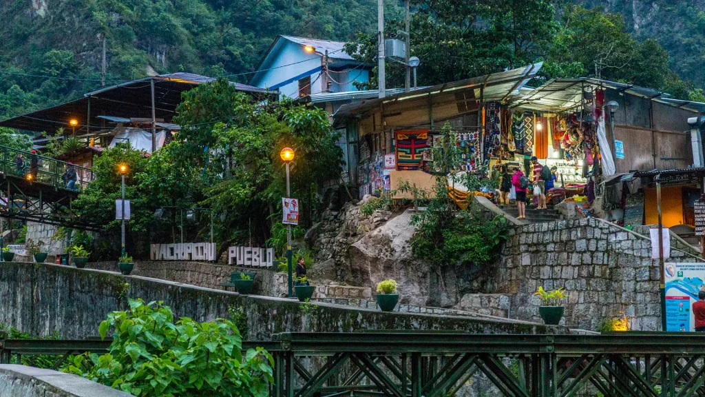 Calle peatonal de Aguas Calientes con restaurantes junto al río