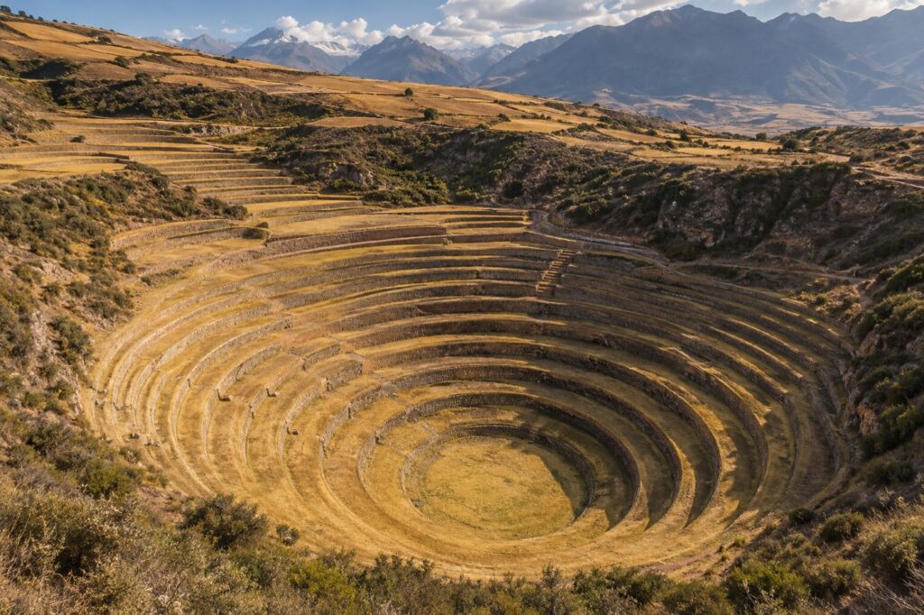 Andenes circulares de Moray vistos desde el borde superior