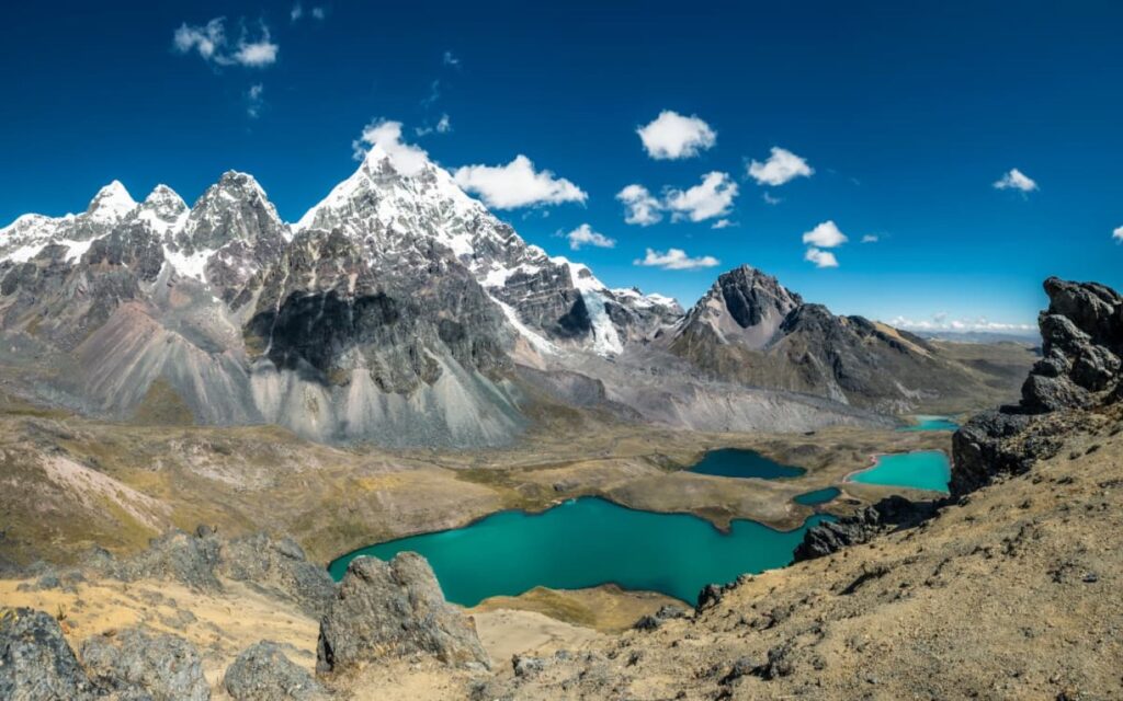 Una de las siete lagunas glaciares turquesa del circuito Ausangate