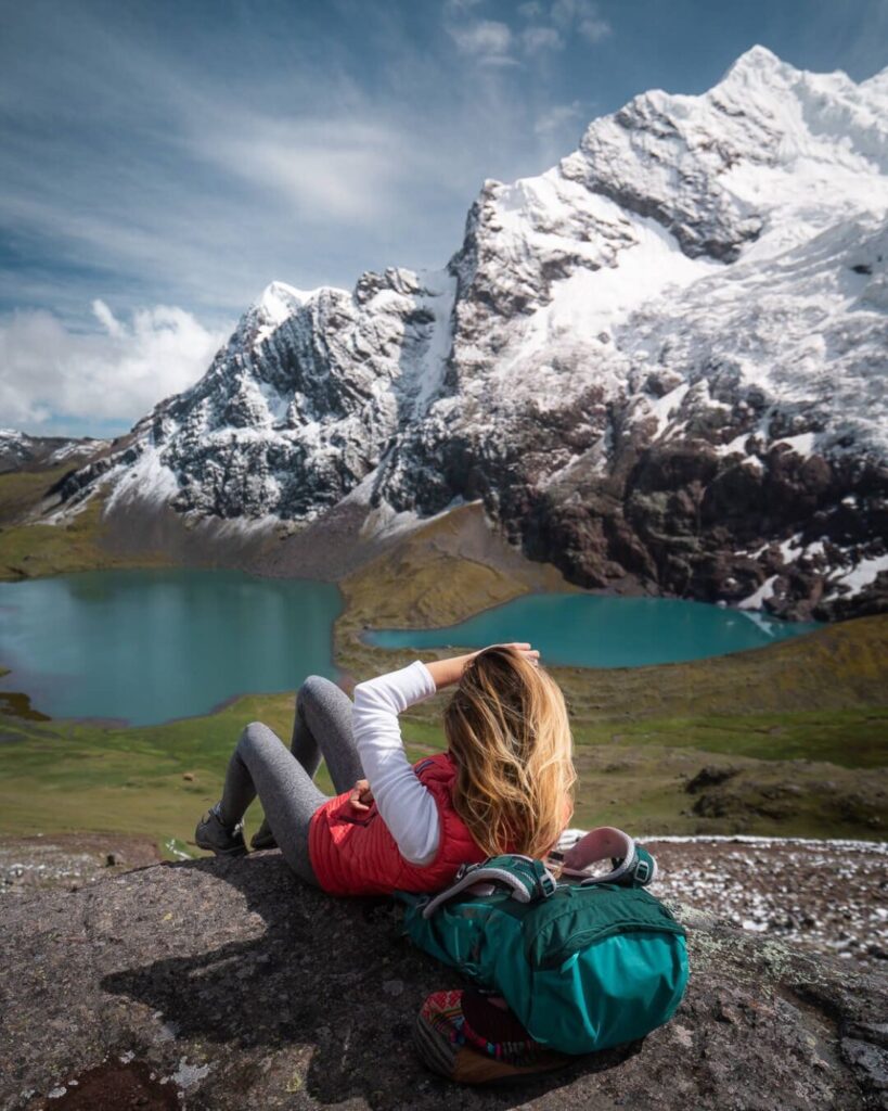 Trekker contemplando el nevado Ausangate y sus lagunas glaciares turquesa