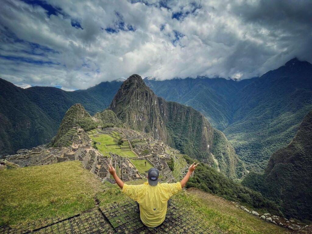 Escalinatas de piedra del Camino Inca clásico entre montañas y vegetación