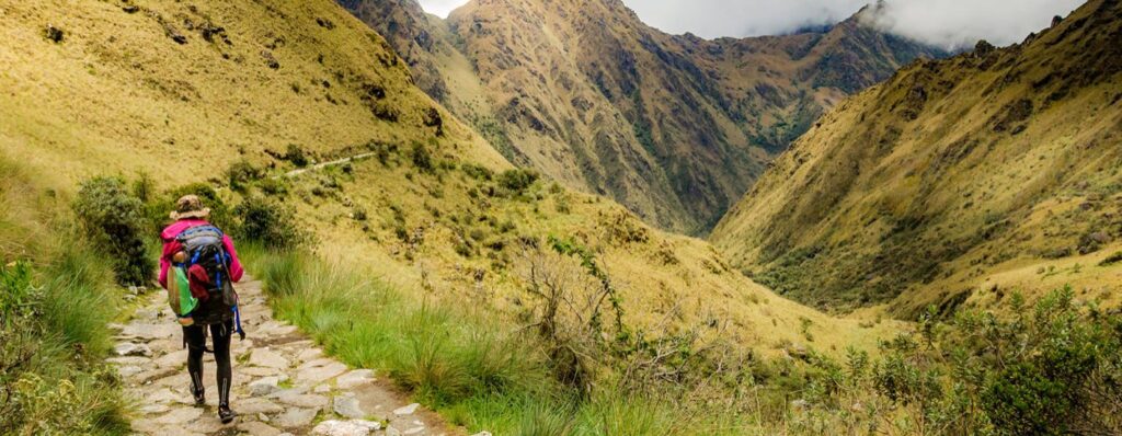 Grupo de trekkers en el sendero del Camino Inca hacia Machu Picchu