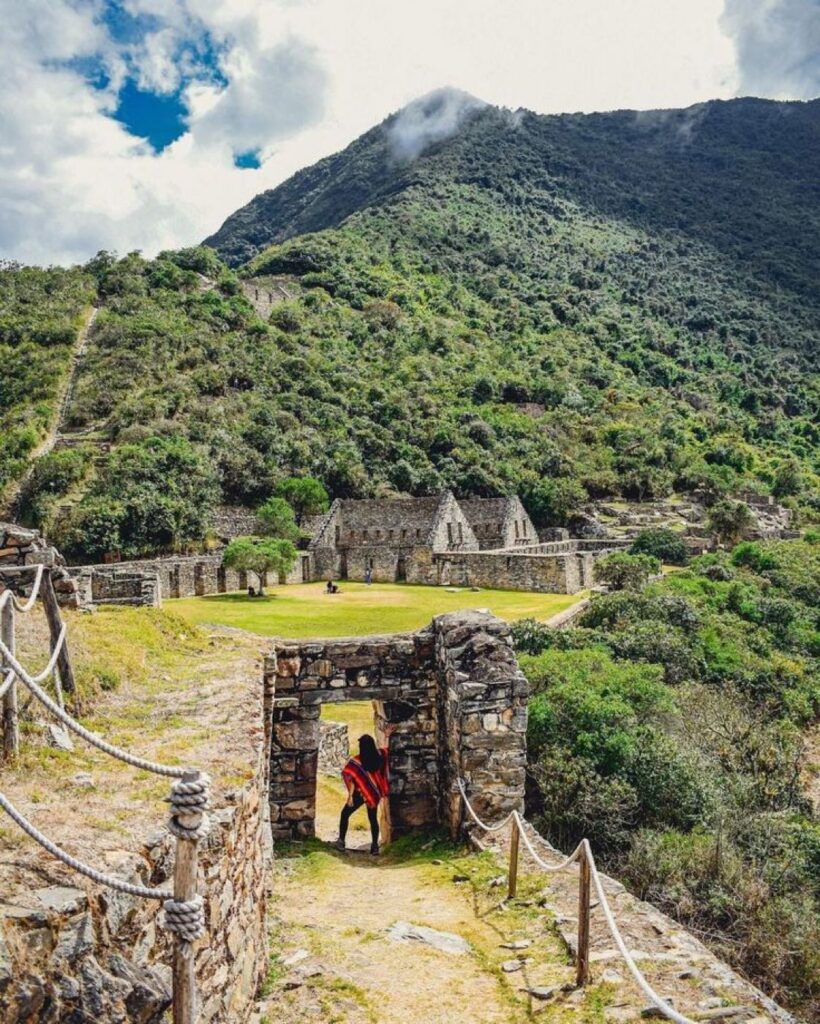 Grupo de trekking descansando en un mirador con vista a la ciudadela de Choquequirao