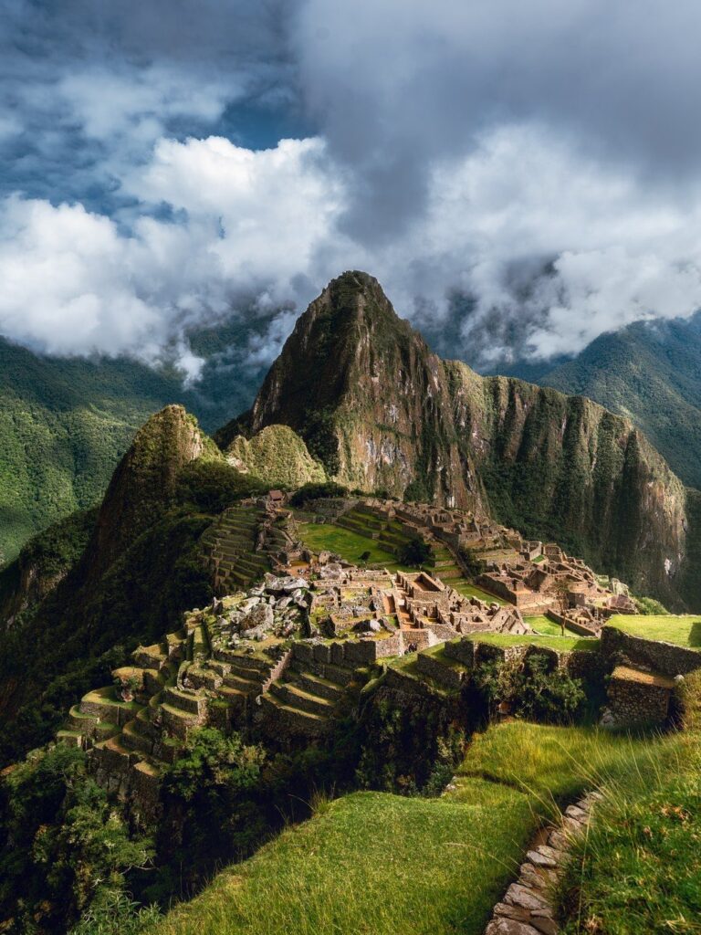 Ciudadela de Machu Picchu en un día soleado, el destino que define el presupuesto del viaje