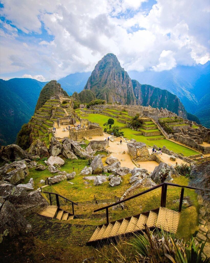 Amanecer con neblina sobre la ciudadela de Machu Picchu