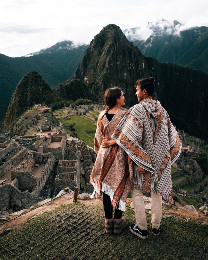 Terrazas agrícolas de Machu Picchu al mediodía, ideales para fotos de detalle arquitectónico