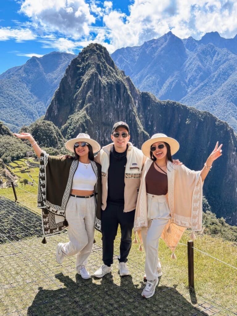 Grupo de viajeros disfrutando juntos la visita a Machu Picchu
