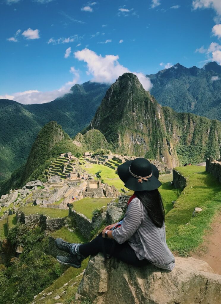 Vista panorámica de la ciudadela de Machu Picchu con sus terrazas agrícolas y sectores urbano y religioso