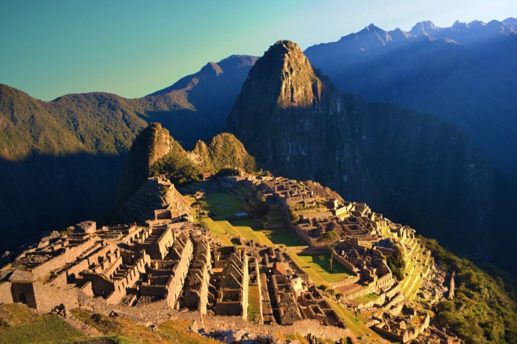 Vista clásica de la ciudadela de Machu Picchu desde lo alto de Huayna Picchu