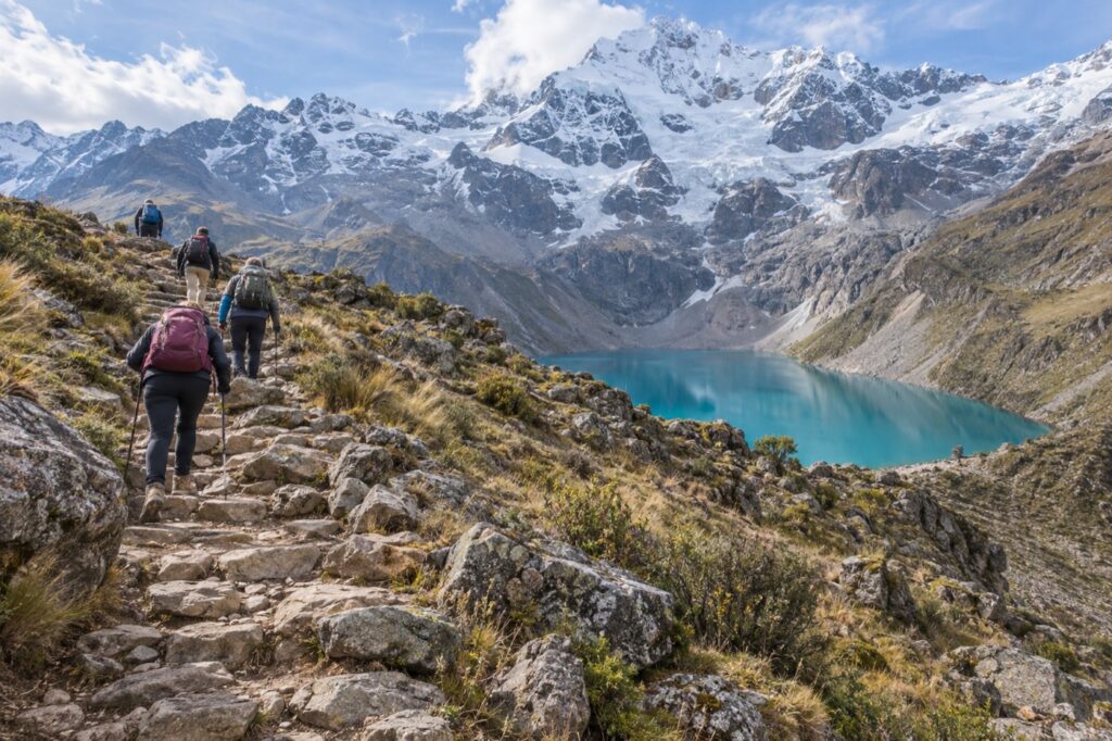 Grupo de trekkers subiendo el sendero hacia la Laguna Humantay