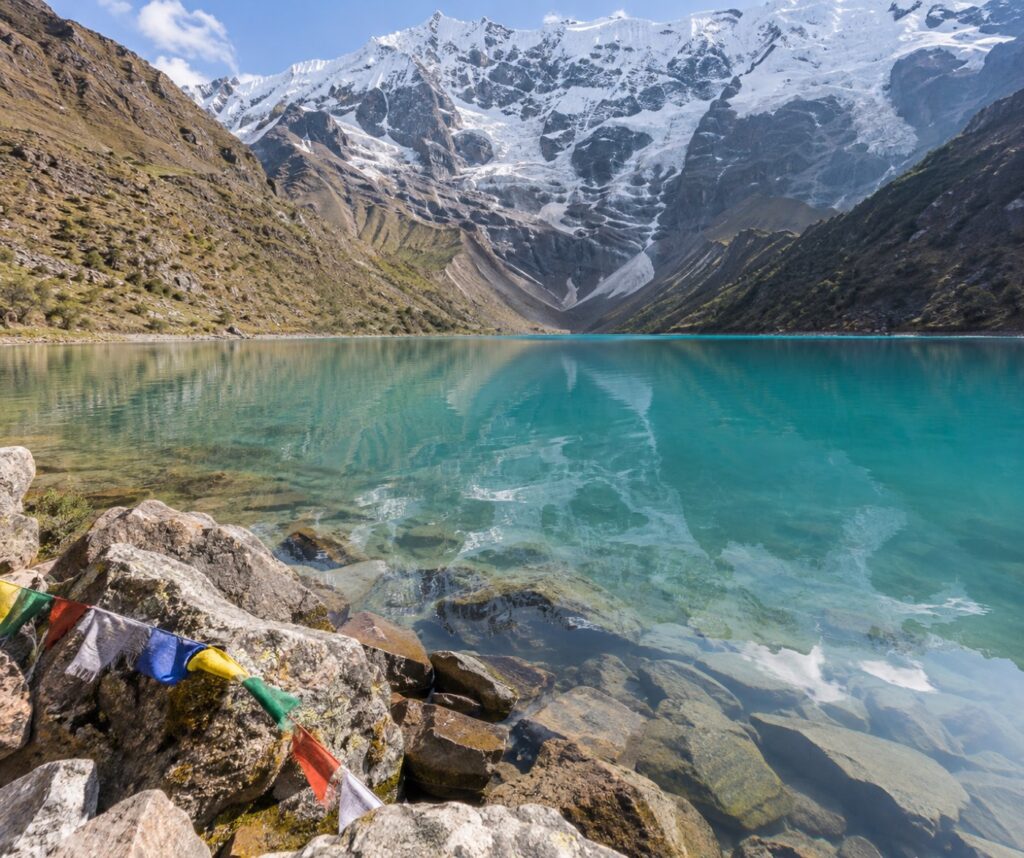 Laguna Humantay de color turquesa con el nevado Salkantay al fondo