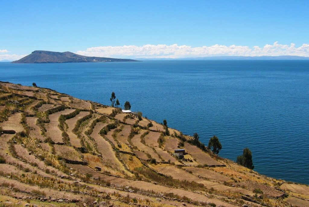 Isla Amantani en el Lago Titicaca, turismo vivencial con familias locales