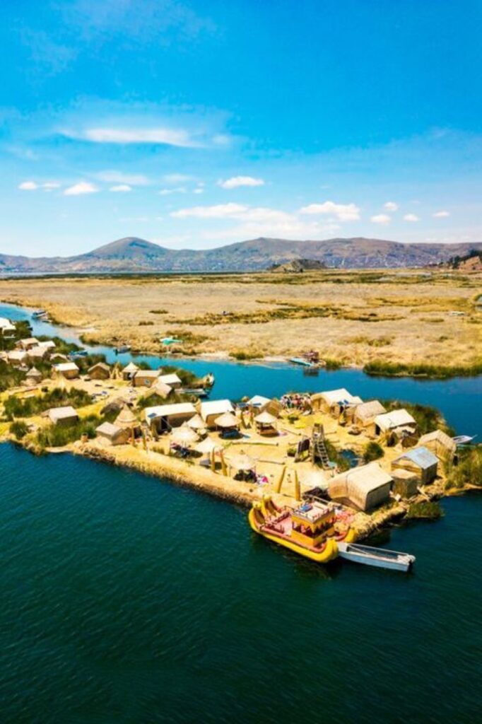 Islas flotantes de los Uros hechas de totora en el Lago Titicaca