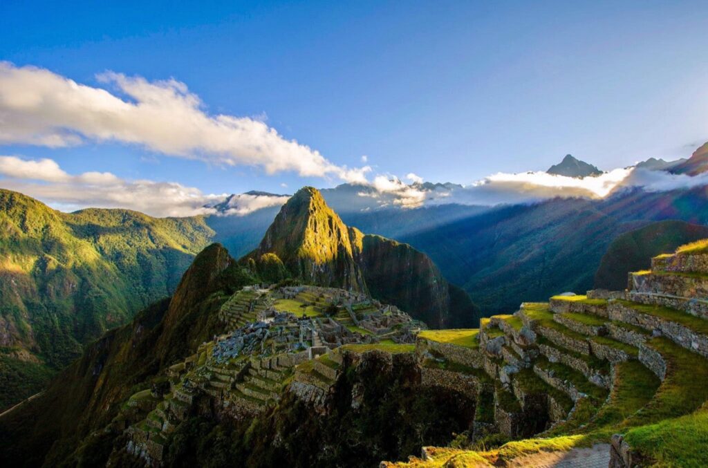 Ciudadela de Machu Picchu con cielo azul vista desde la plataforma panorámica