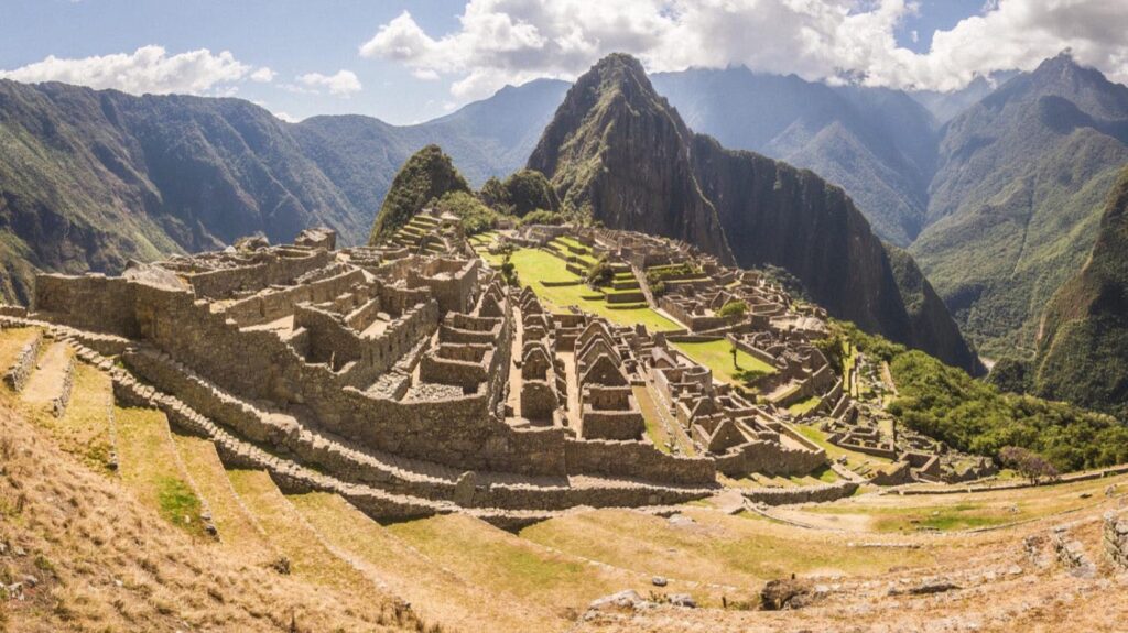 Vista de la ciudadela de Machu Picchu con sus terrazas desde el Circuito 2