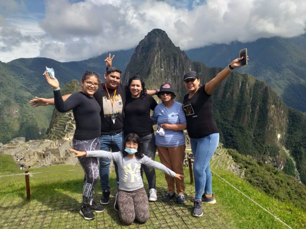 Familia con niños recorriendo las terrazas de Machu Picchu