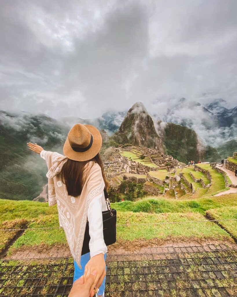 Control de ingreso a Machu Picchu con boleto y pasaporte en mano