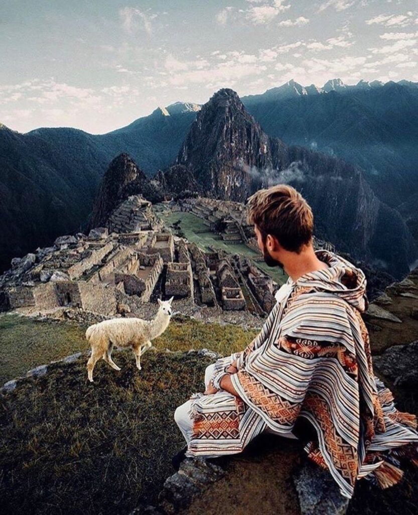 Vista panorámica de la ciudadela de Machu Picchu rodeada de montañas y vegetación de ceja de selva
