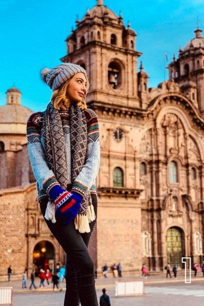 Plaza de Armas de Cusco con viajeros paseando al atardecer