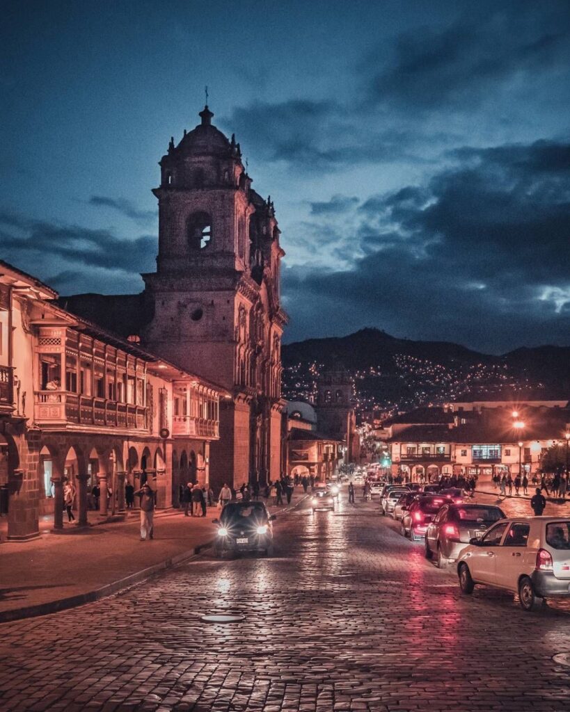 Plaza de Armas de Cusco con viajeros recorriendo el centro histórico de día
