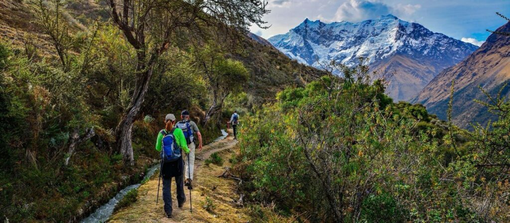 Caminantes en el paso del nevado Salkantay durante el trek hacia Machu Picchu