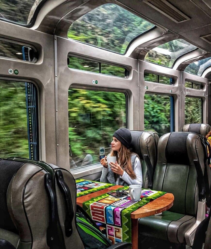 Tren llegando a la estación de Aguas Calientes, Machu Picchu Pueblo