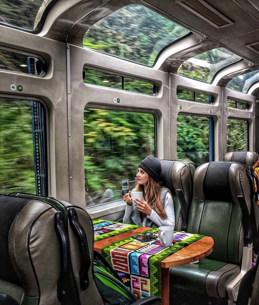 Tren turístico en ruta hacia Aguas Calientes, Machu Picchu Pueblo
