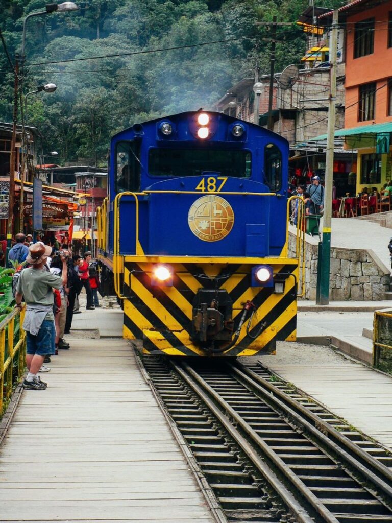 Tren turístico partiendo de la estación de Ollantaytambo rumbo a Machu Picchu