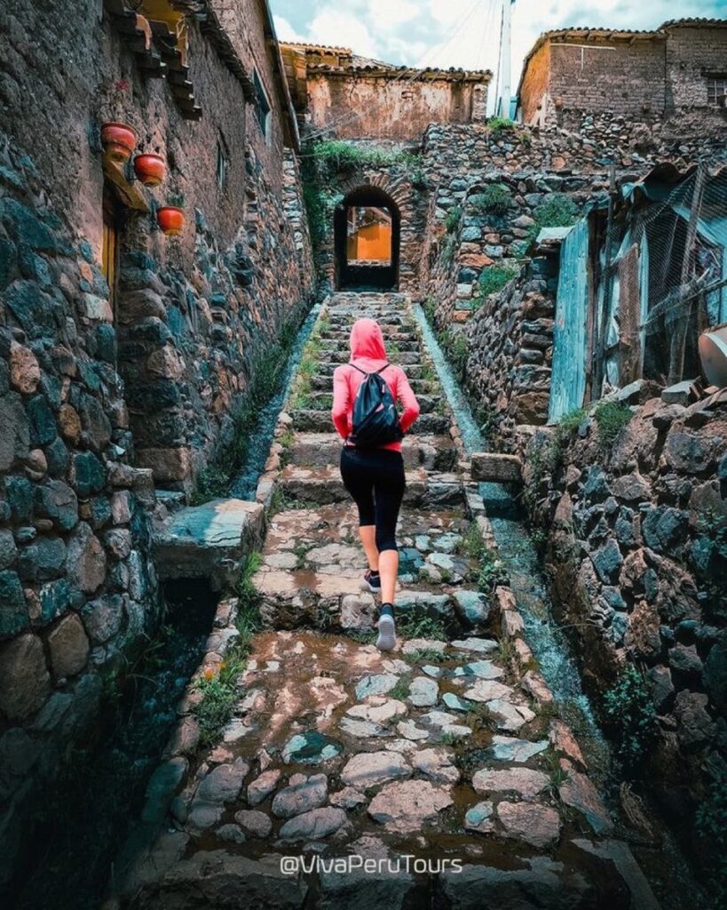 Terrazas y paisaje del Valle Sagrado de los Incas cerca de Ollantaytambo