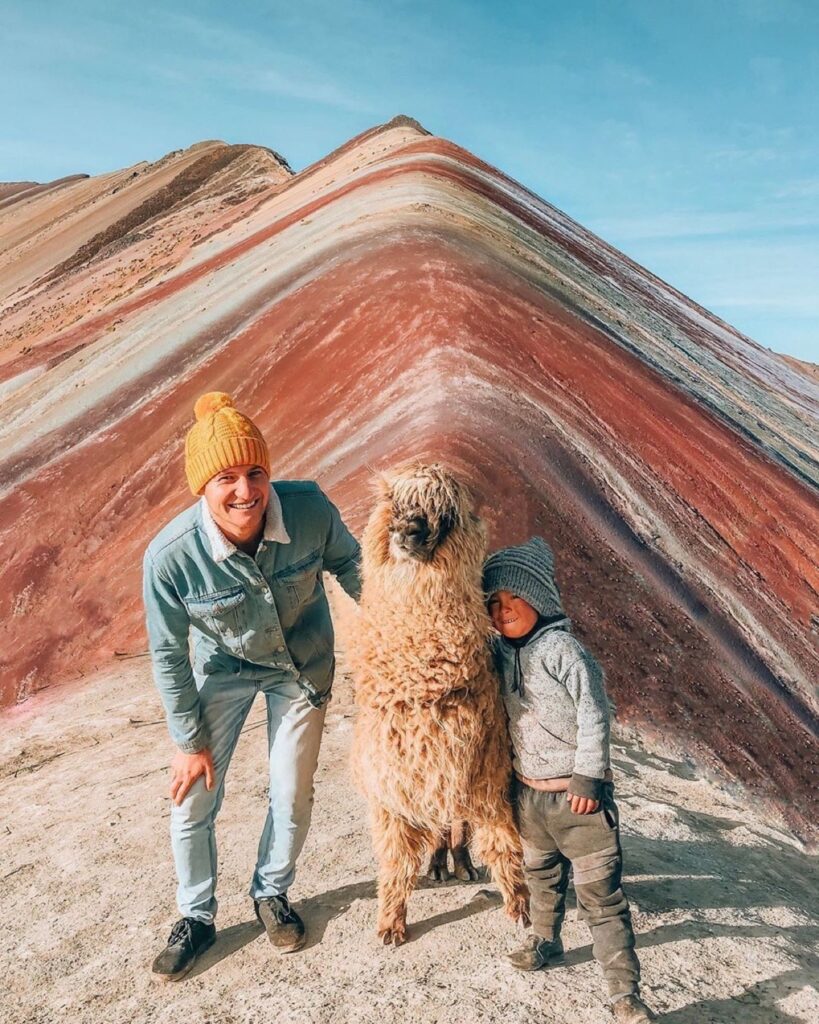Turistas caminando hacia el mirador de Vinicunca, la Montaña de Colores, a más de 5,000 metros